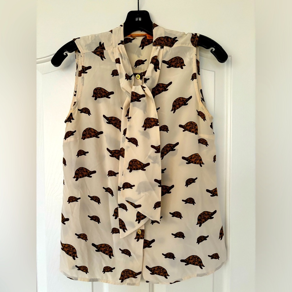 Tory Burch Size 6 cream silk turtle print sleeveless blouse